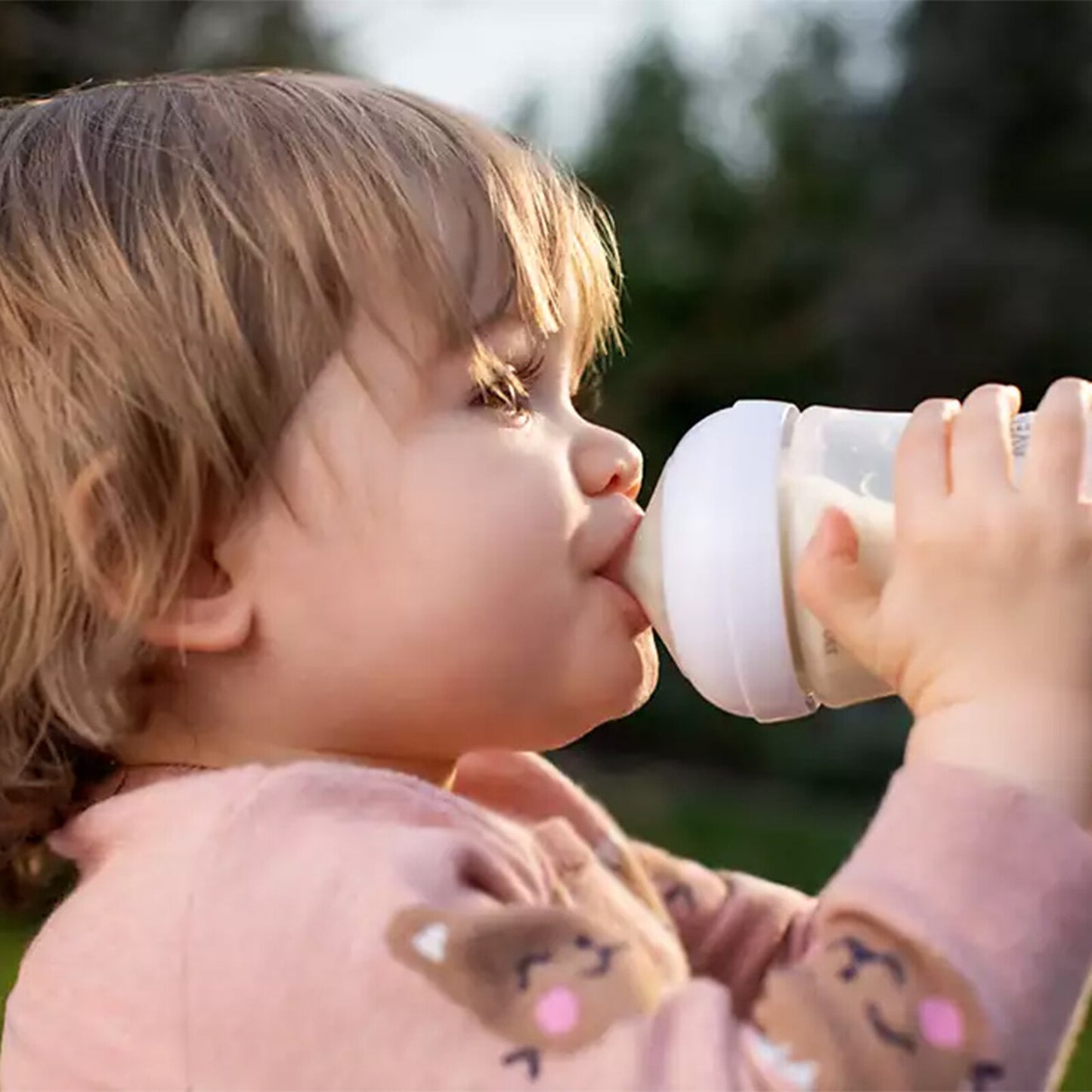 Bébé buvant un biberon Philips Avent Natural Response 125 ml – tétine ergonomique anti-coliques