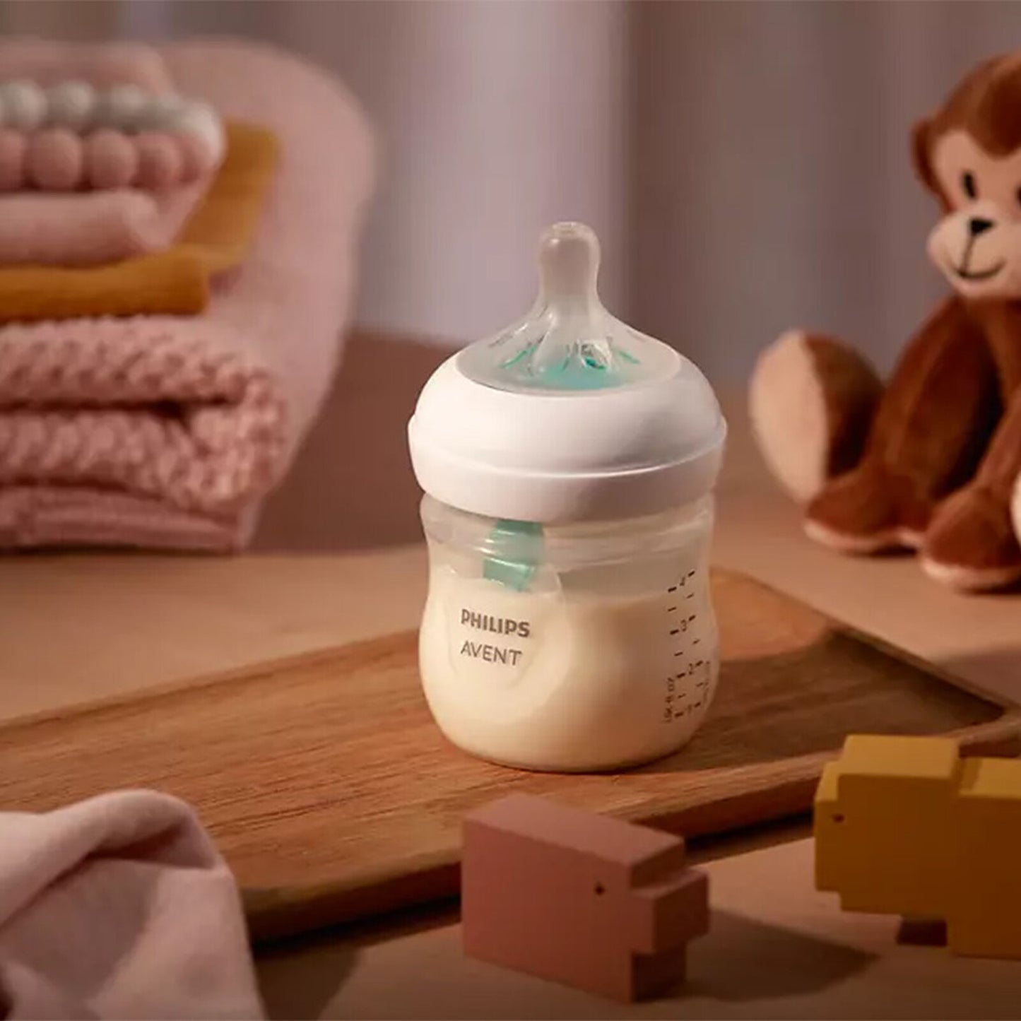 Biberon Philips Avent Natural Response 125 ml posé sur une table avec tétine anti-colique