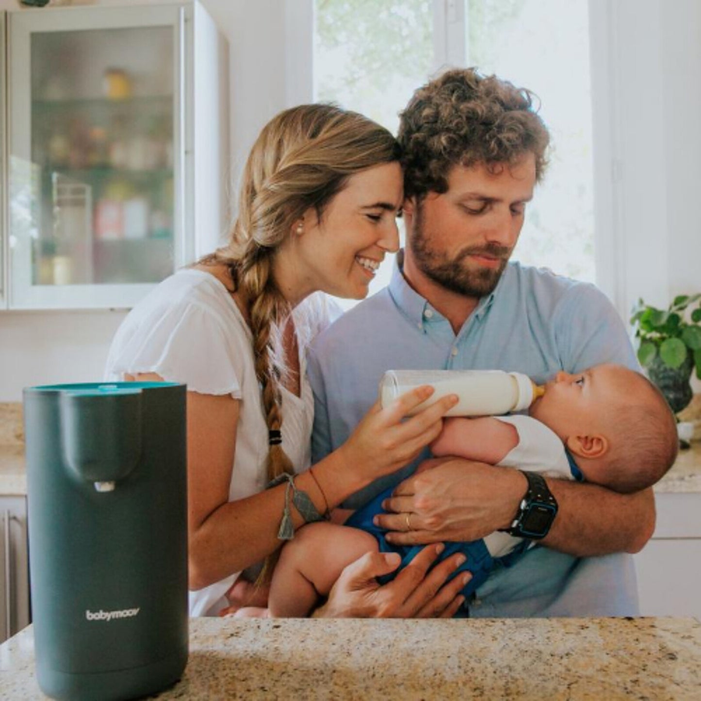 Parents utilisant le Babymoov Milky Now pour préparer un biberon