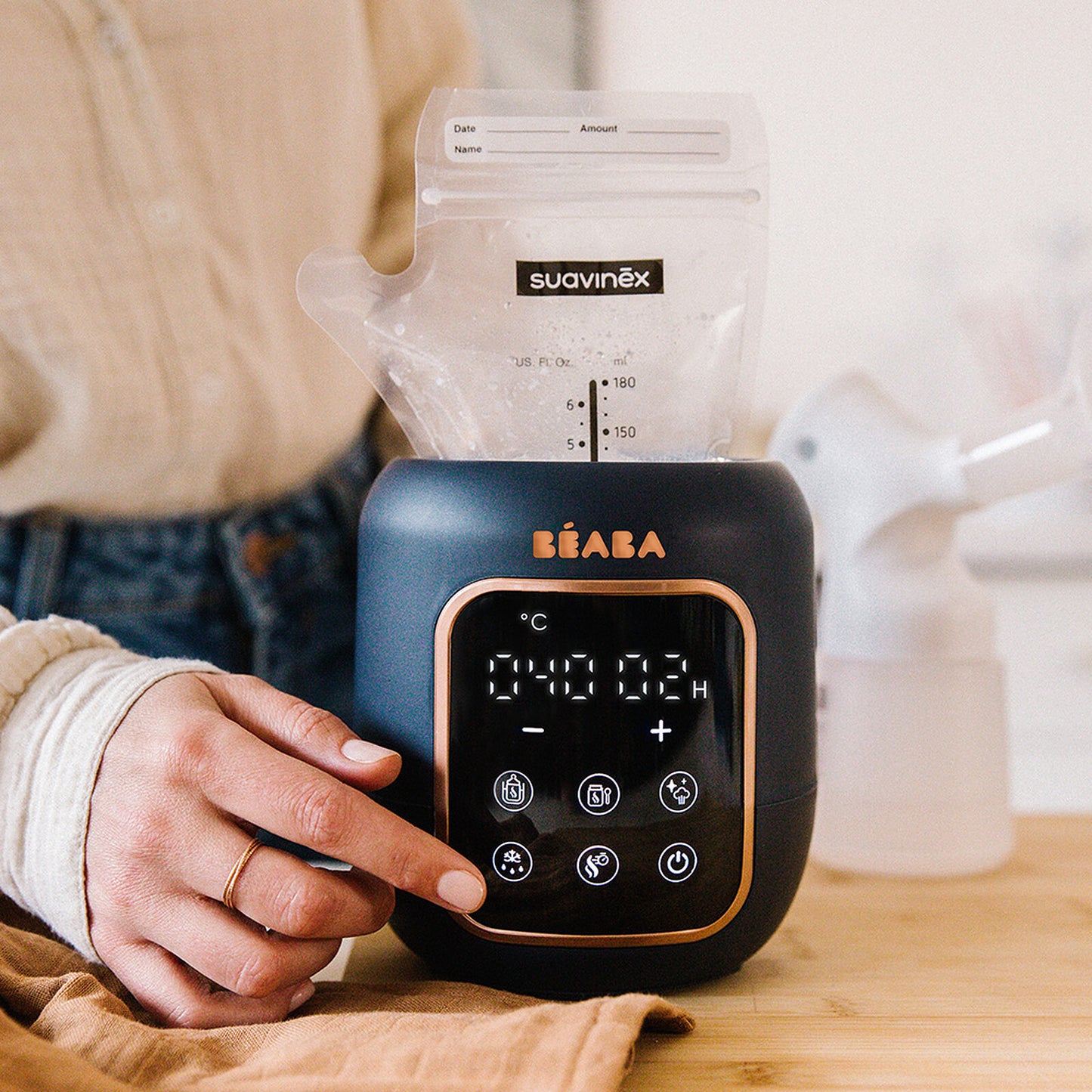 BÉABA Multi Milk Night Blue réchauffant un petit pot de bébé, vapeur homogène.