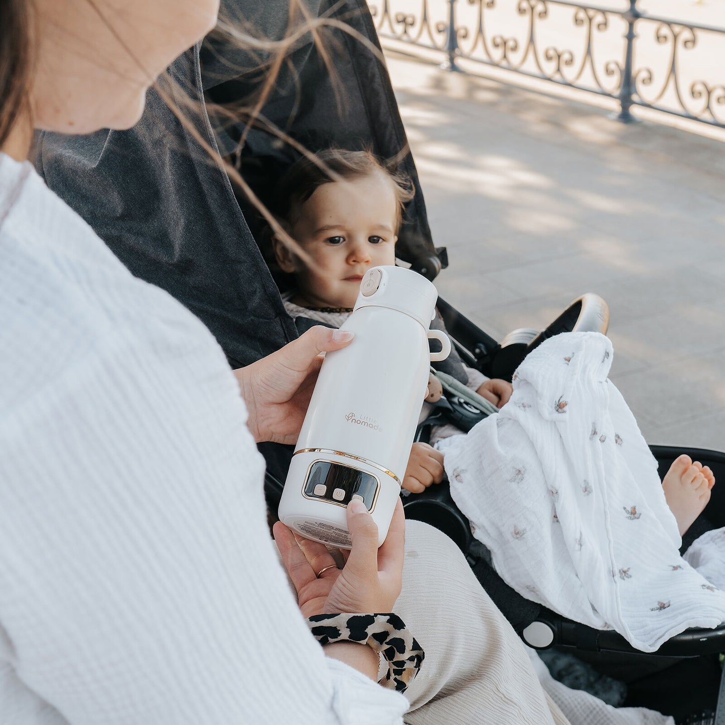 Chauffe-biberon Nomade Easy Heat format 8x8x22,5 cm, idéal pour transport.