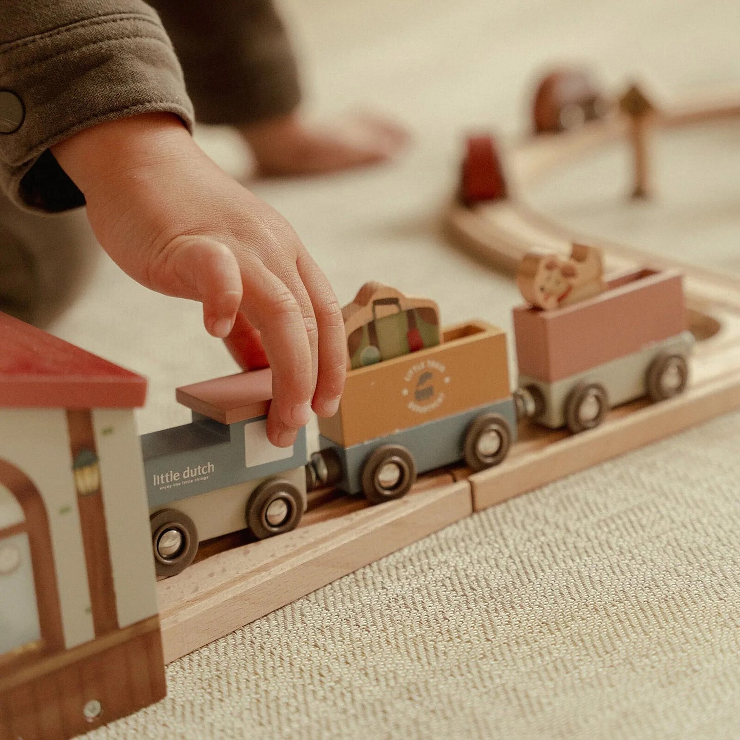 Rails en bois, locomotive et wagons du circuit XXL