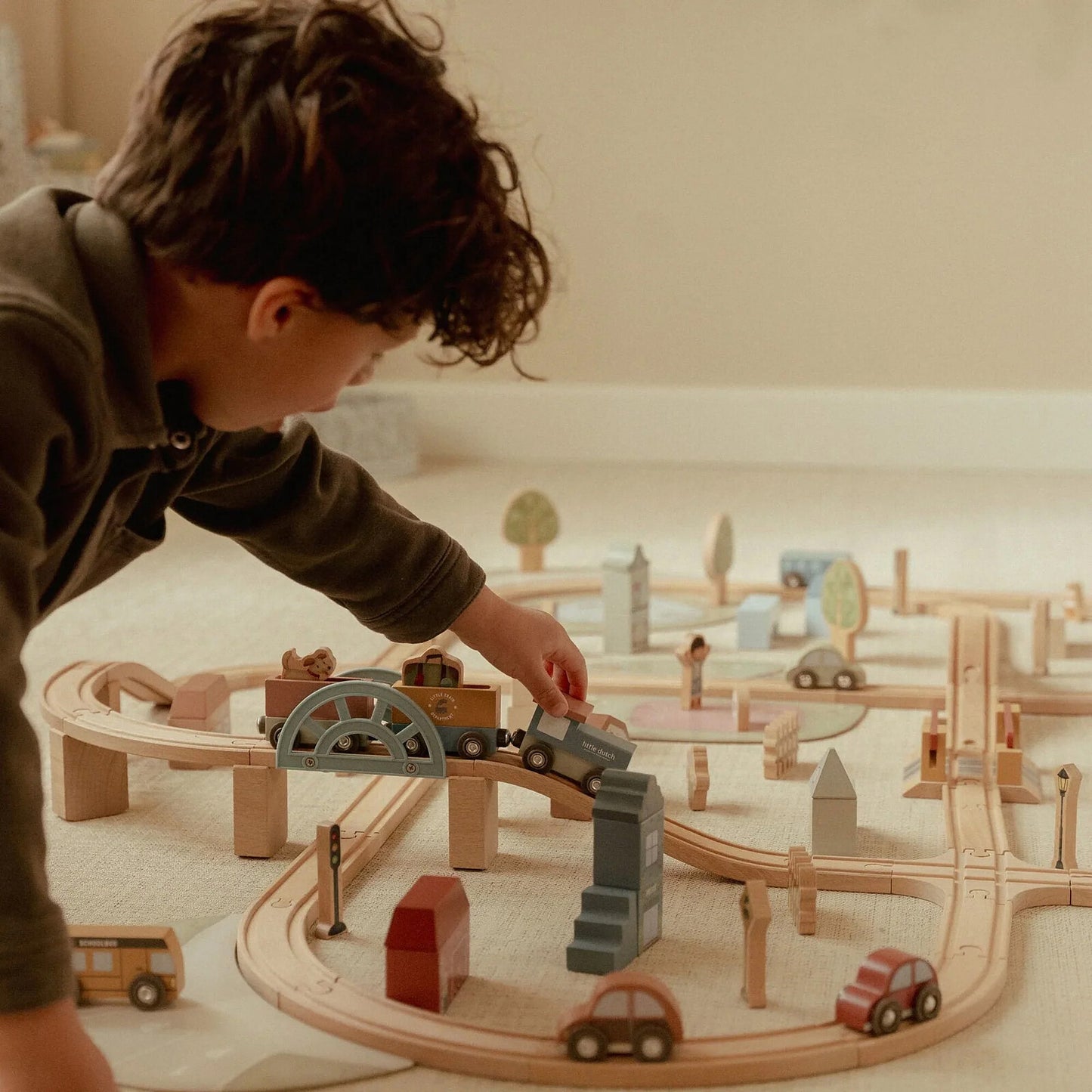 Enfant jouant avec le circuit de train en bois XXL