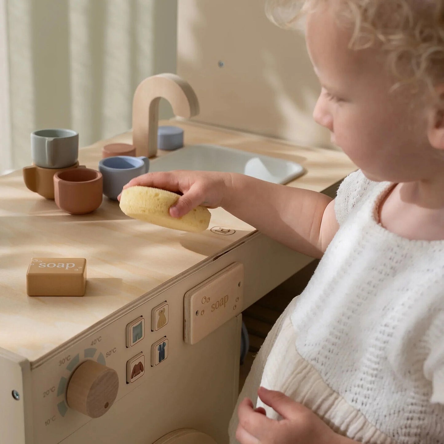 Enfant jouant avec machine à laver et lave-vaisselle Little Dutch