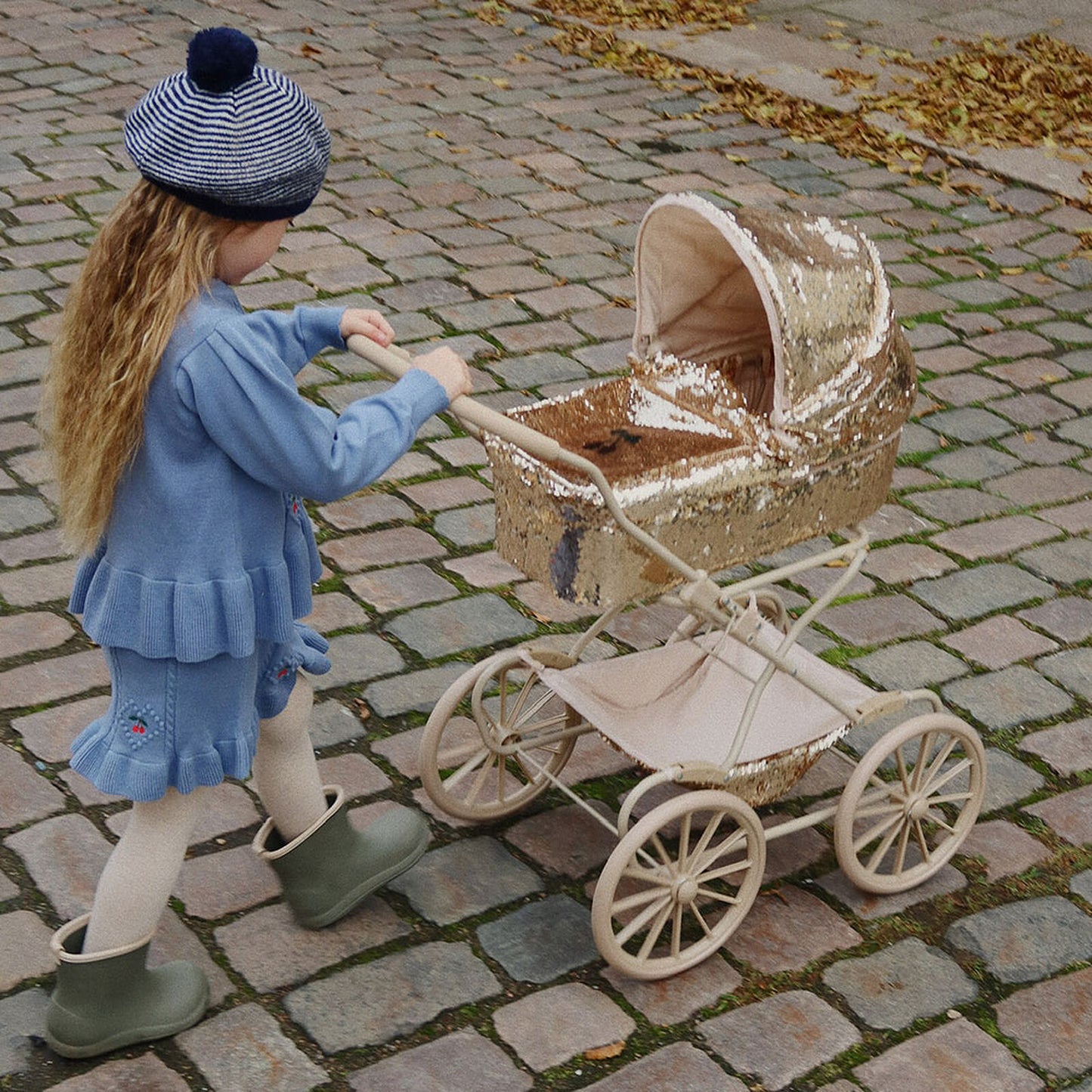 Enfant promenant sa poupée avec le landau Konges Sløjd Sparkly Cherry
