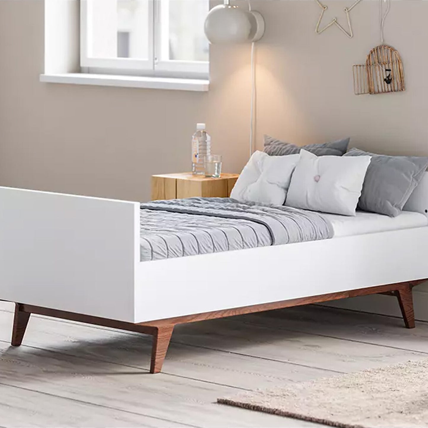 Lit bébé Vox Mid II Noyer installé dans une chambre moderne