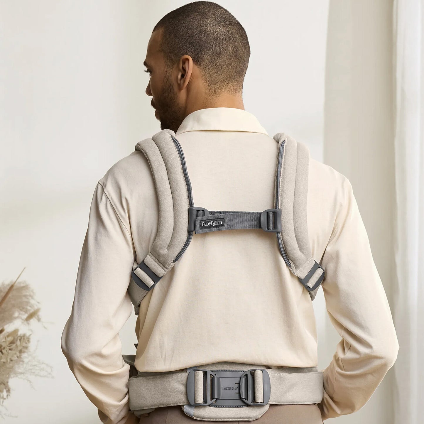 Porte-bébé Néobulle P’tit Evo avec bébé en portage dorsal