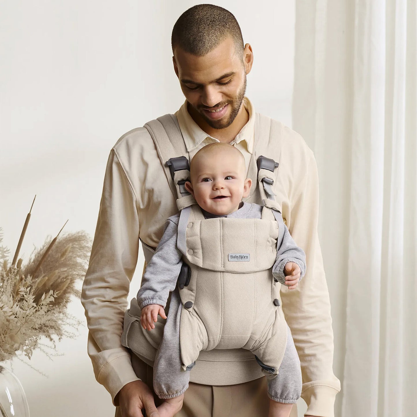 Réglage en hauteur et largeur sur le porte-bébé