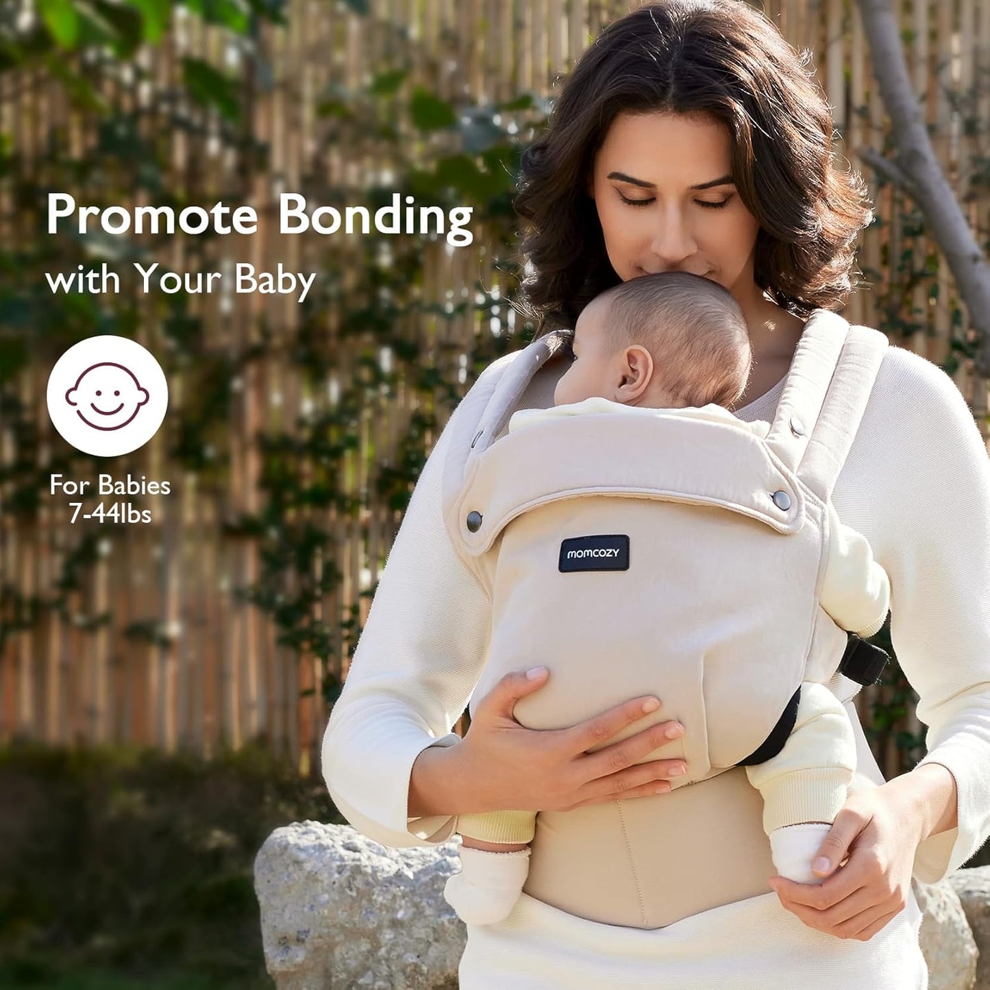 maman portant son bébé dans le porte-bébé Momcozy ergonomique beige, 3 à 20 k