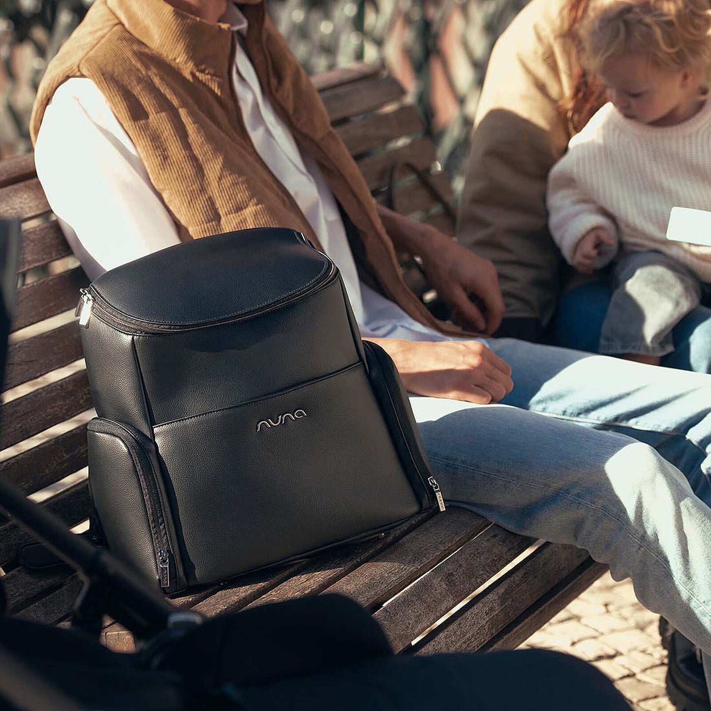 Détail surpiqure effet cuir du sac à langer Nuna Essential Bag