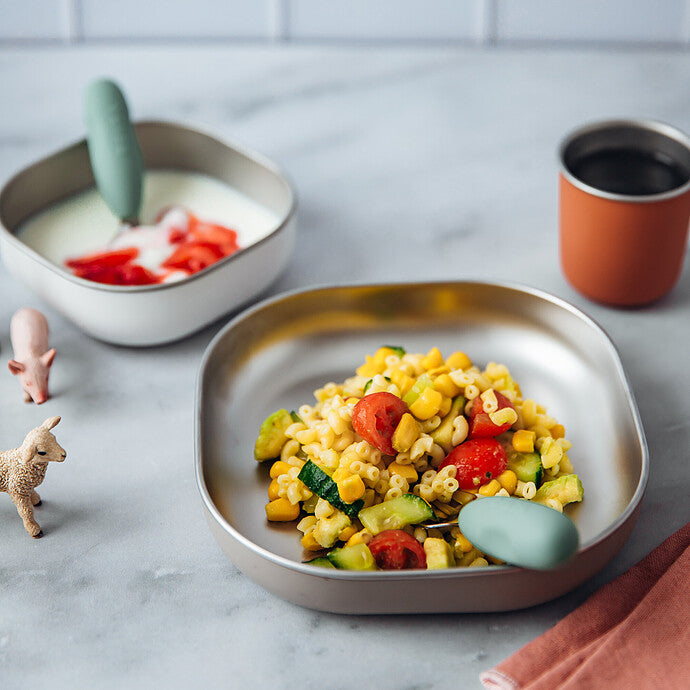 alt="Vaisselle bébé Béaba terracotta en situation repas" 4