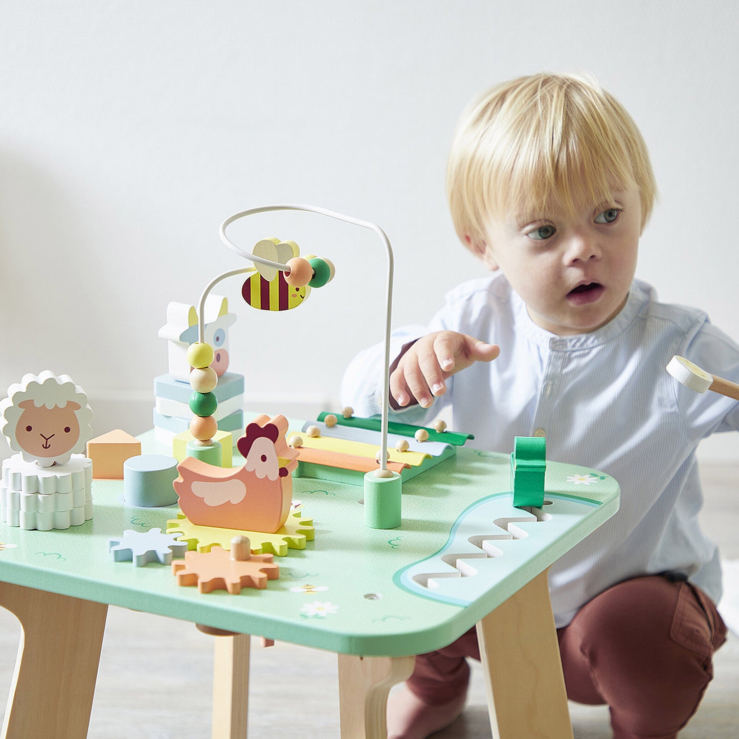 Enfant jouant à la Table Jolie Prairie Janod