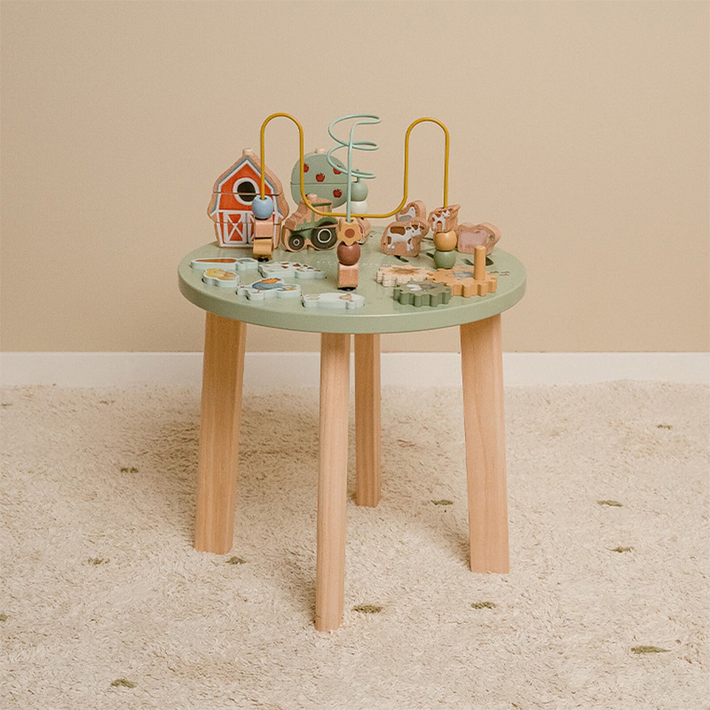 Enfant jouant à la table d’activités Little Farm
