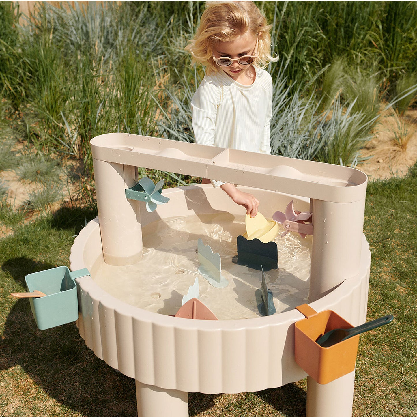 Table Sepp Liewood avec accessoires de sable / eau