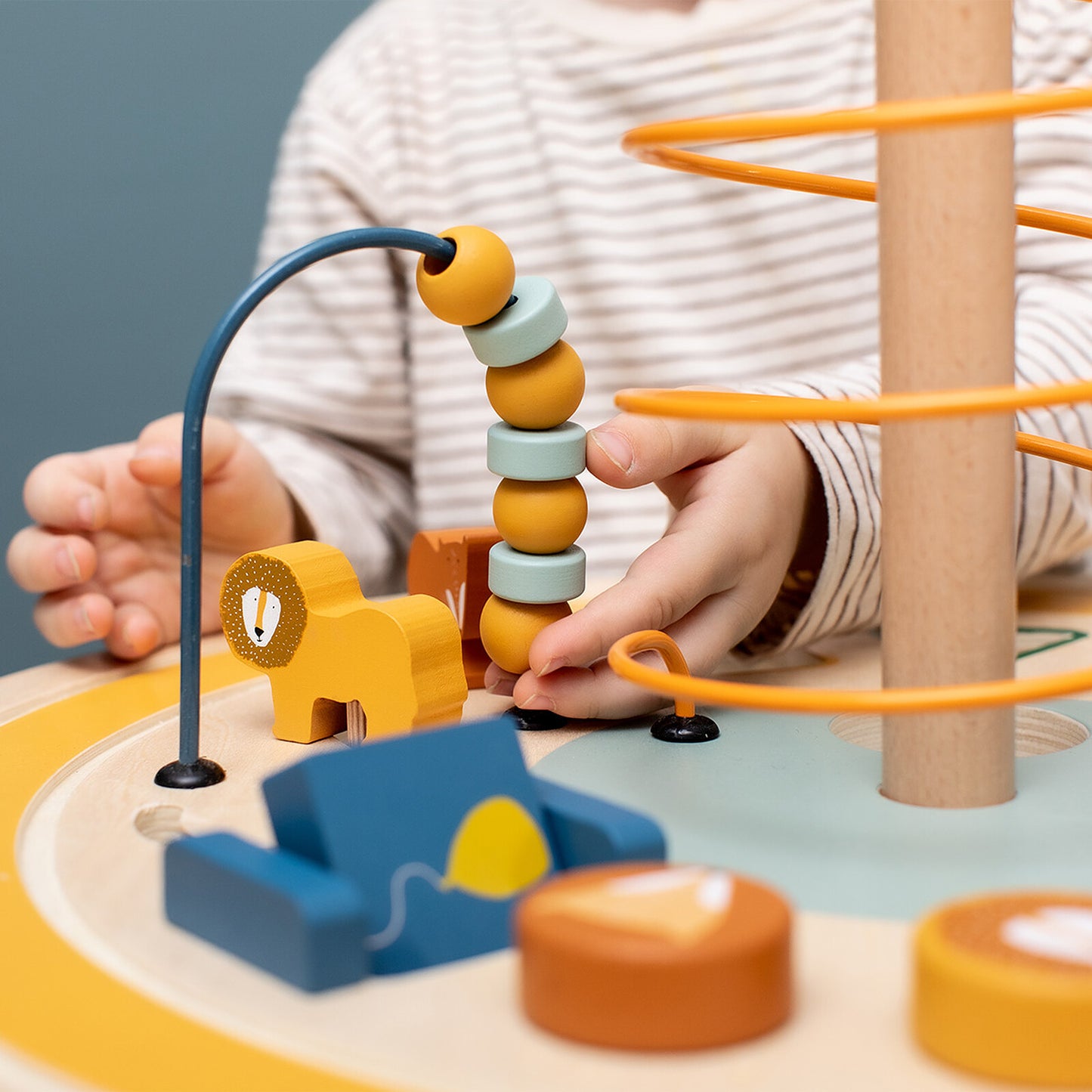 Table d’activités bébé en bois coloré Trixie Baby – motricité et éveil