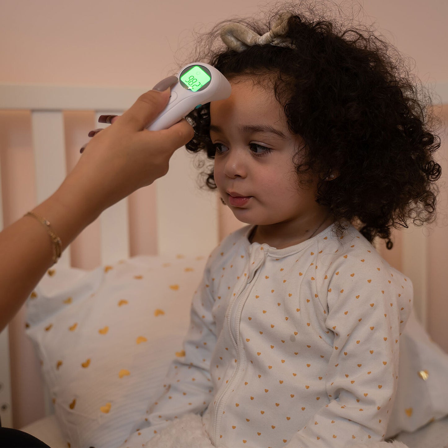 Thermomètre numérique Bblüv Orä 5-en-1 utilisé pour mesurer la température frontale d’un enfant