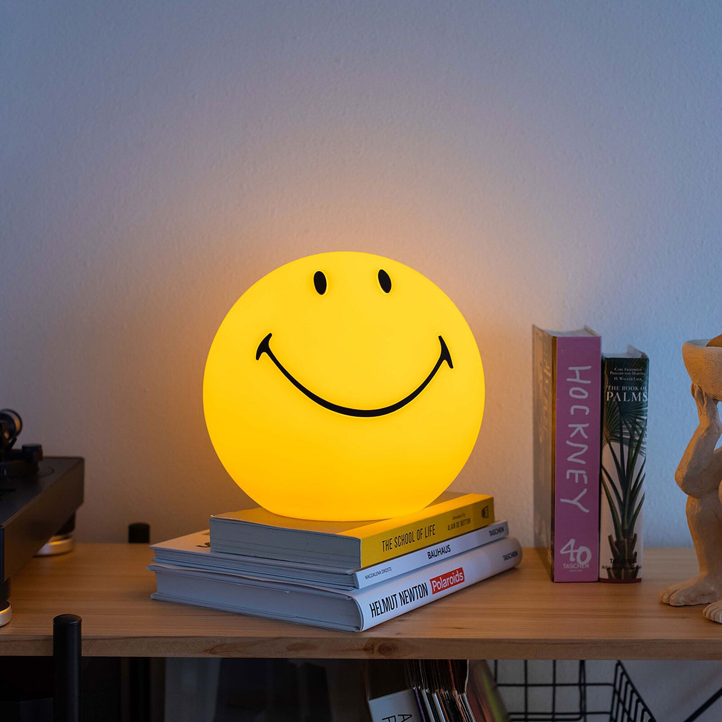 Veilleuse Mr Maria Smiley, lampe jaune en forme de smiley, idéale pour la chambre d’enfant.