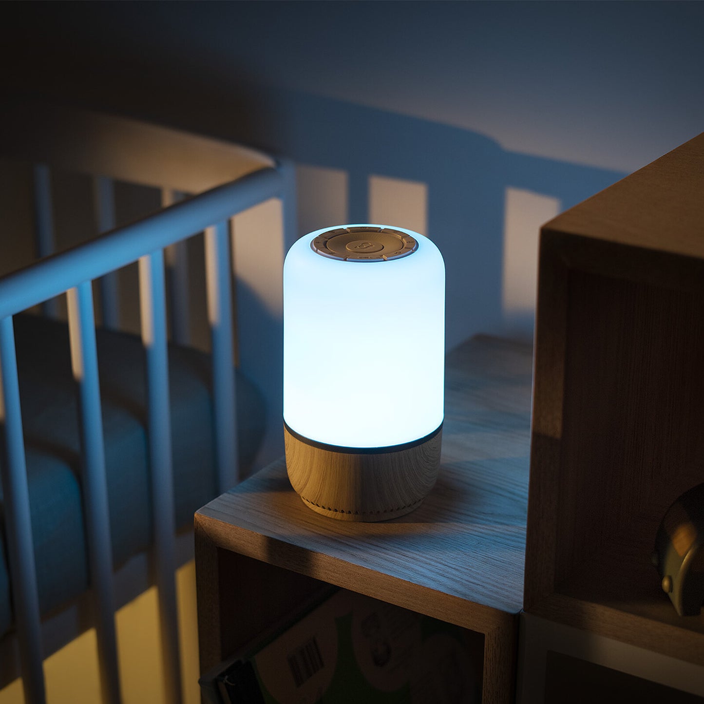 ALT : Veilleuse musicale Soothe de Maxi-Cosi allumée dans une chambre d’enfant.