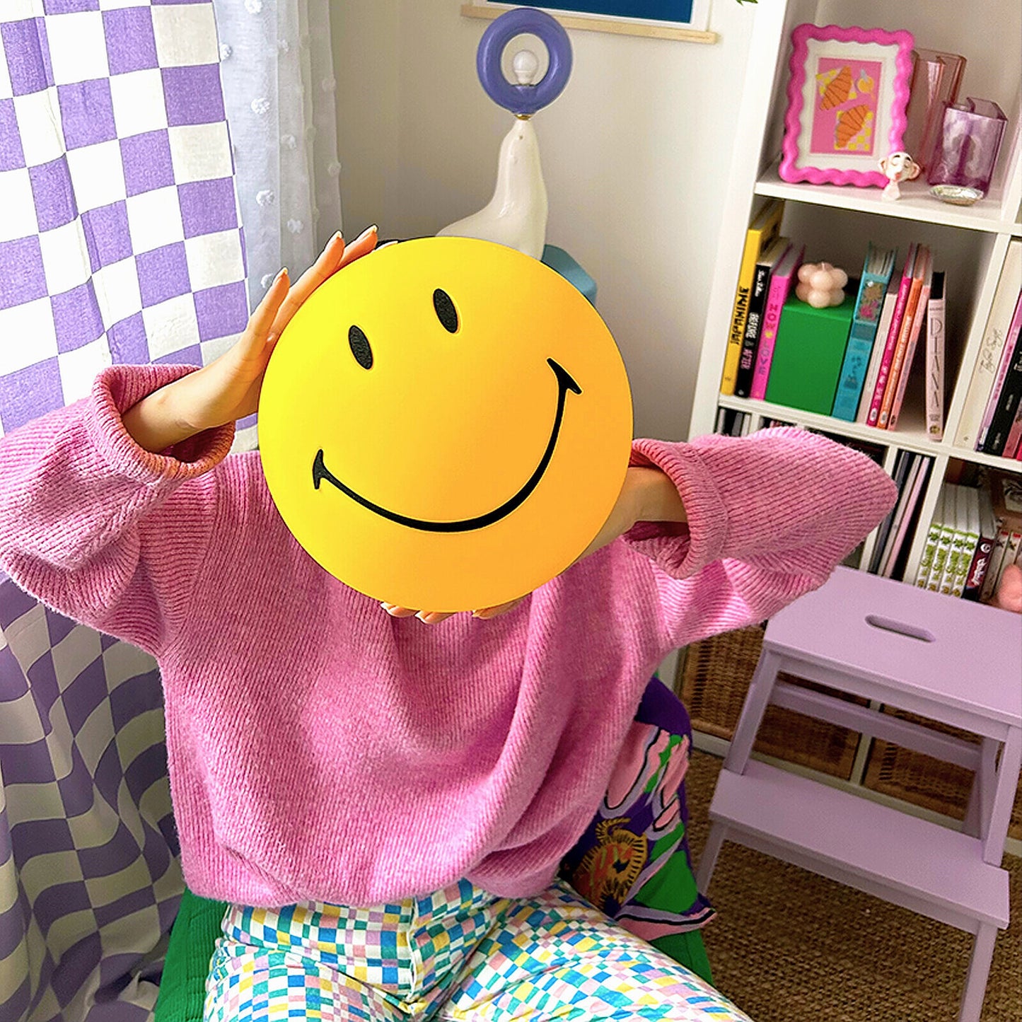 LT : Veilleuse Smiley Star Light Mr Maria posée dans une chambre d’enfant, ambiance chaleureuse.