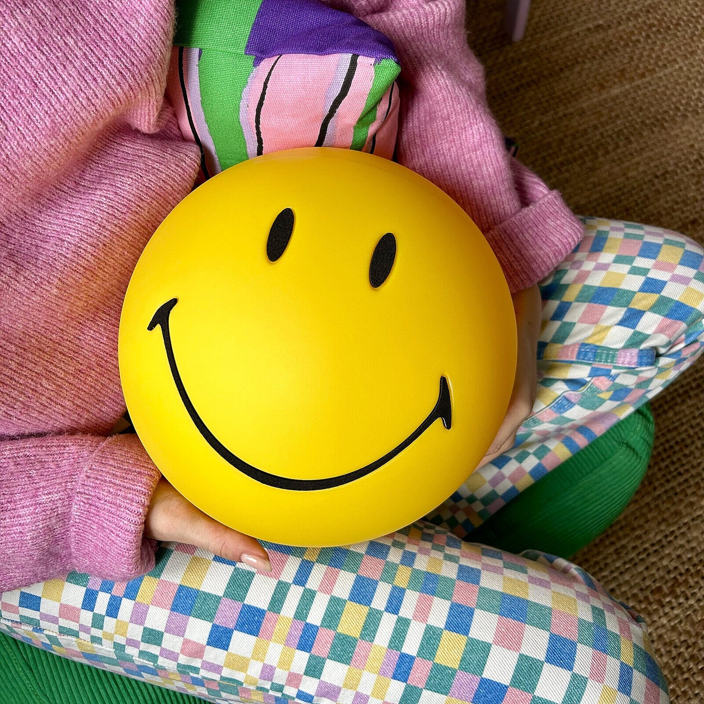 ALT : Détail de la veilleuse Smiley Star Light Mr Maria, lumière réglable et design apaisant.