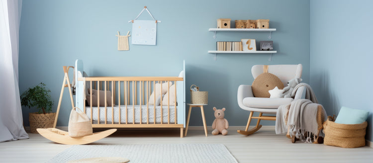 Chambre de bébé décorée avec mobilier doux et ambiance apaisante