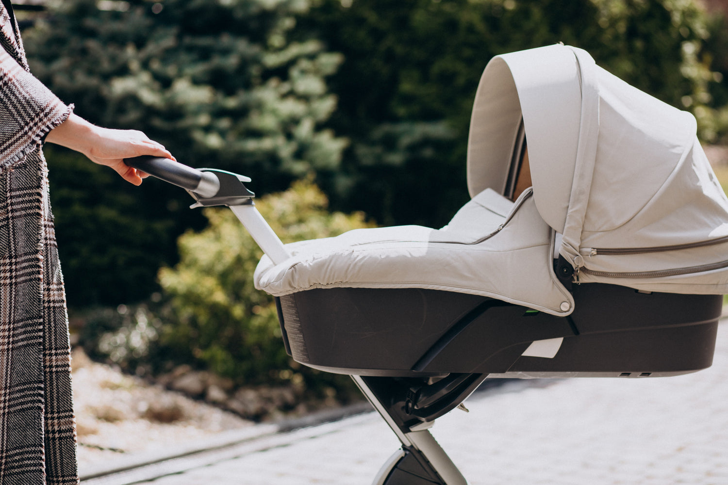 Poussette bébé blanche et noire au design moderne, idéale pour les balades