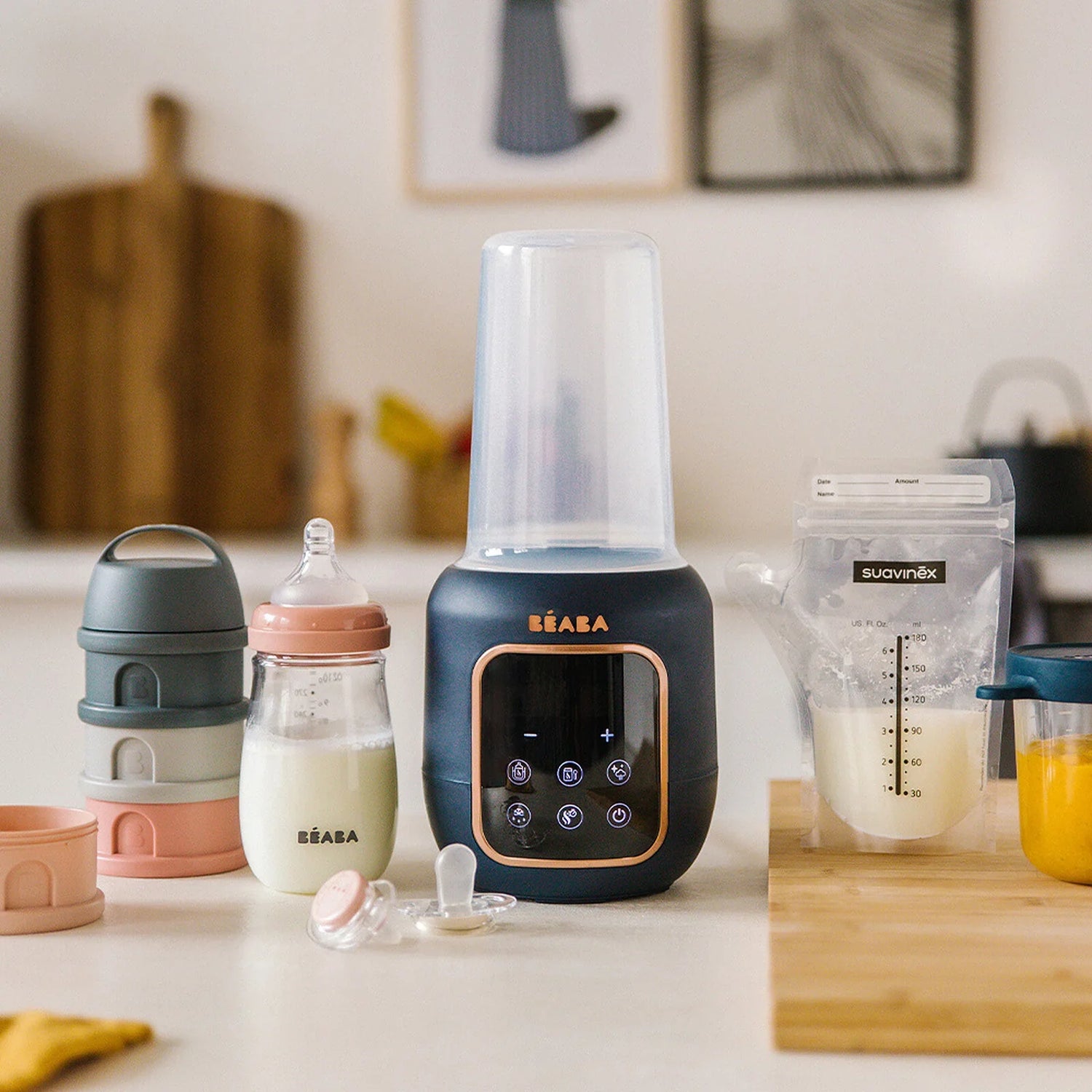 “Chauffe-biberon et accessoires pour préparer les biberons posés sur un plan de cuisine.”