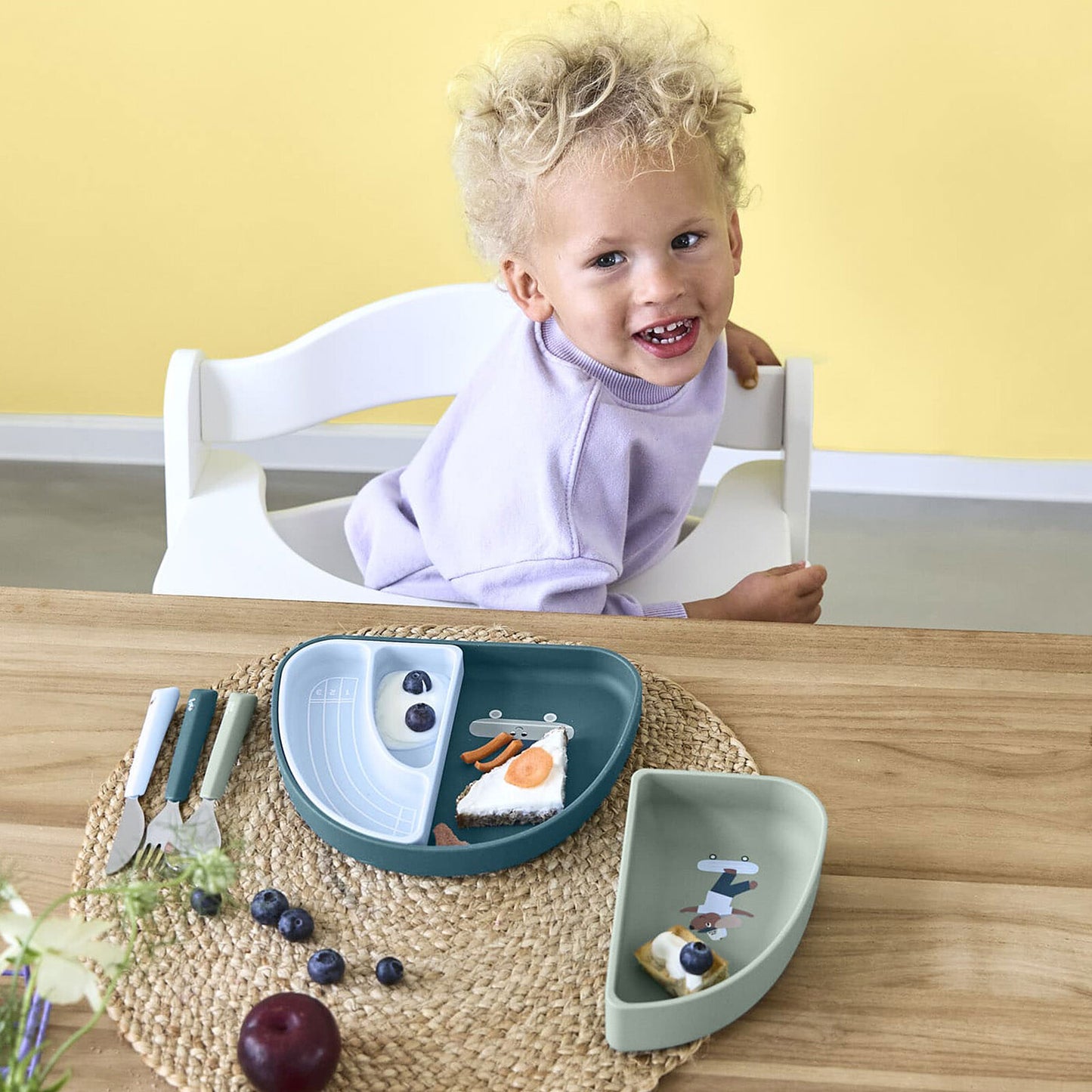 Utilisation du set de vaisselle LÄSSIG Tiny Team pour repas bébé

