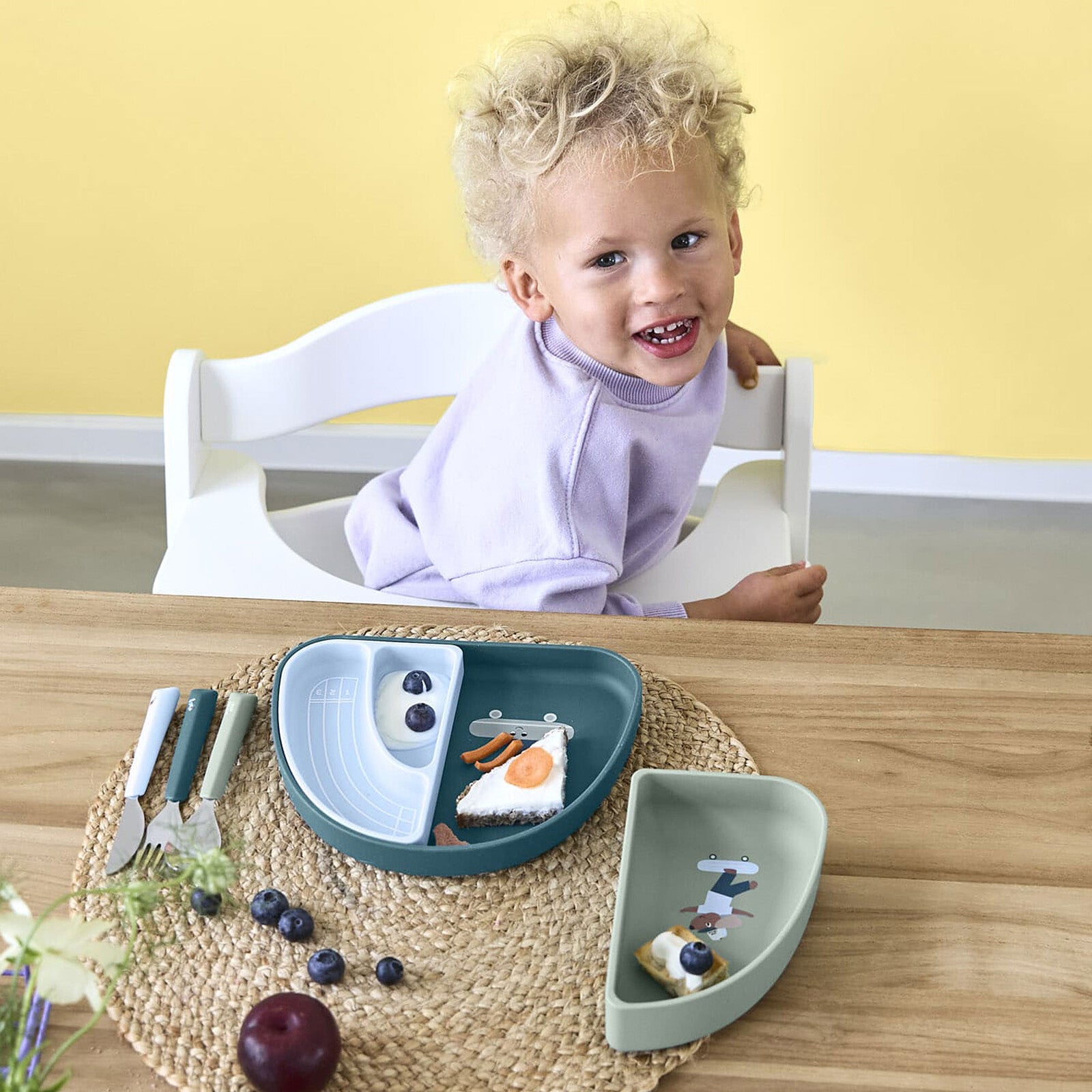 Utilisation du set de vaisselle LÄSSIG Tiny Team pour repas bébé
