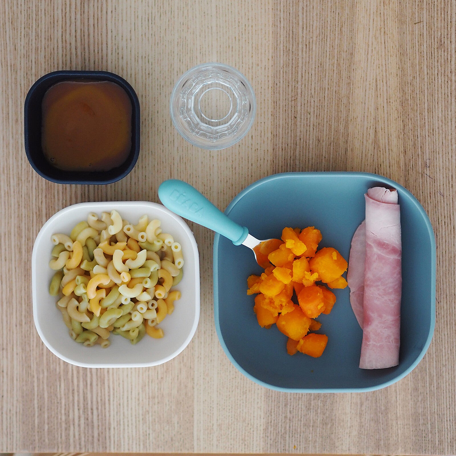Utilisation des bols gigognes BÉABA Night Blue pour repas bébé
