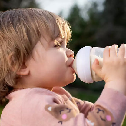 Bébé buvant un biberon Philips Avent Natural Response 125 ml – tétine ergonomique anti-coliques