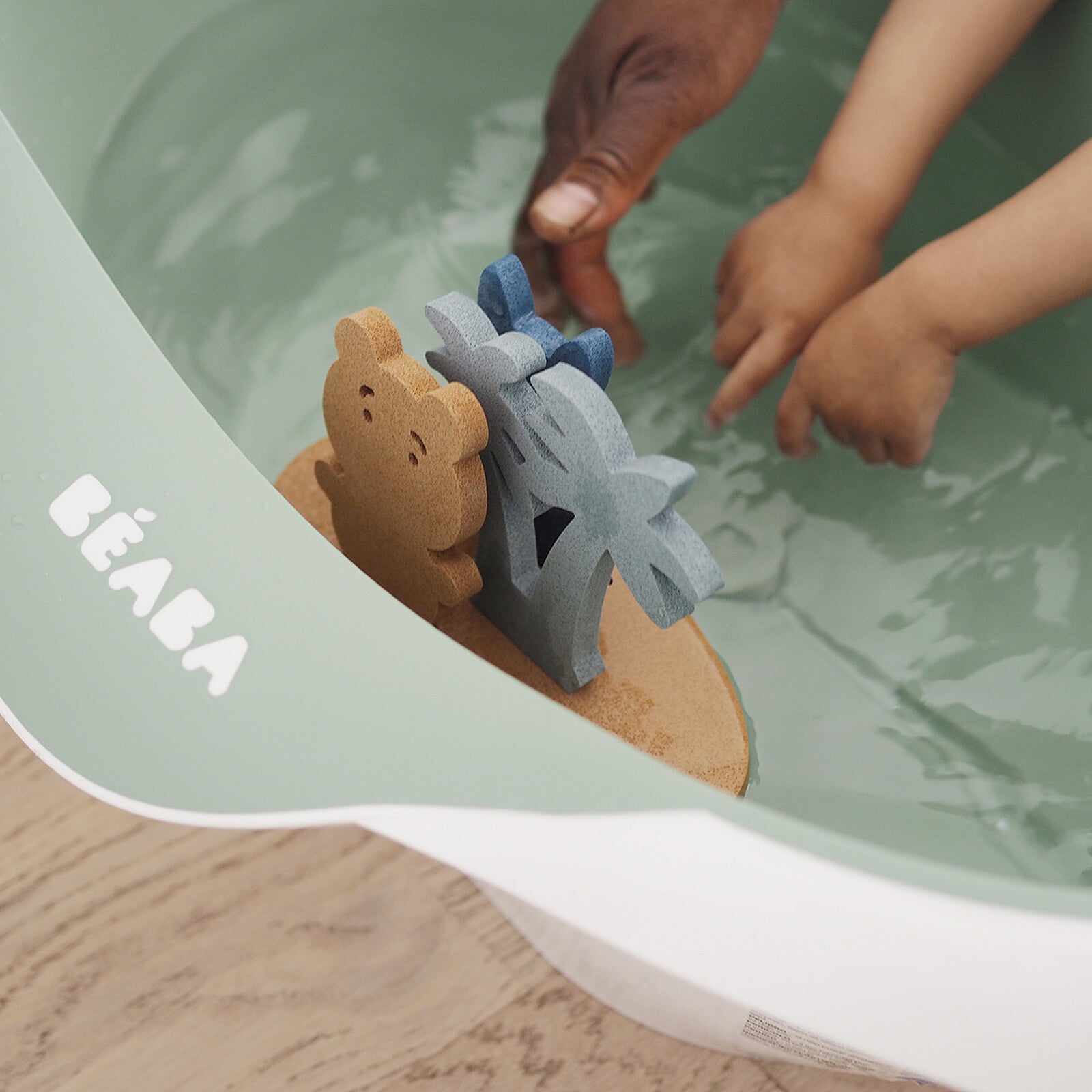 Support pour pommeau de douche intégré à la baignoire Béaba Camélé’O Sage Green