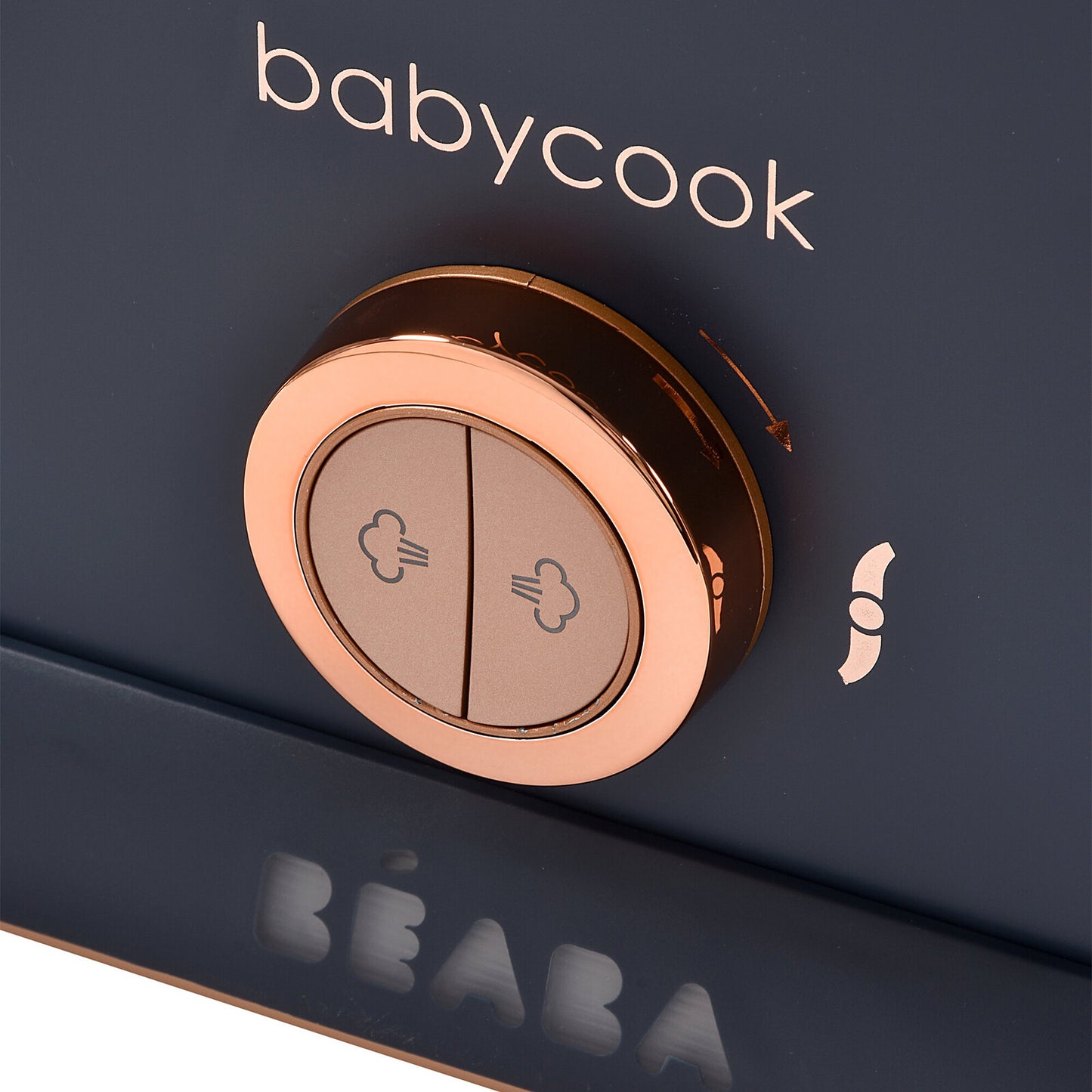 Parent utilisant le Baby Brezza Food Maker pour préparer les repas
