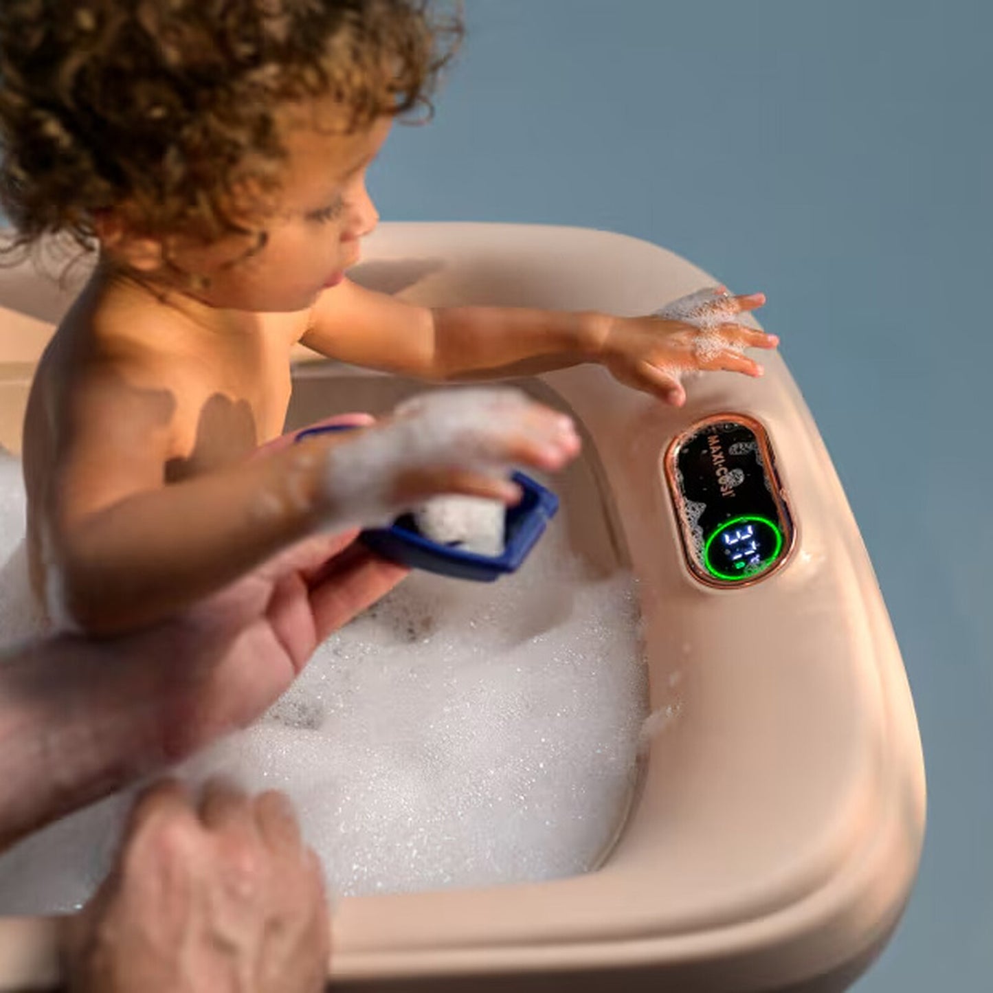 ALT : Baignoire Indigo Plus ouverte, utilisée pour le bain de bébé.