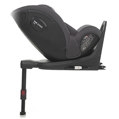 Bébé installé dans le siège auto Be Cool Fit i-Size Iron – sécurité et confort en voiture