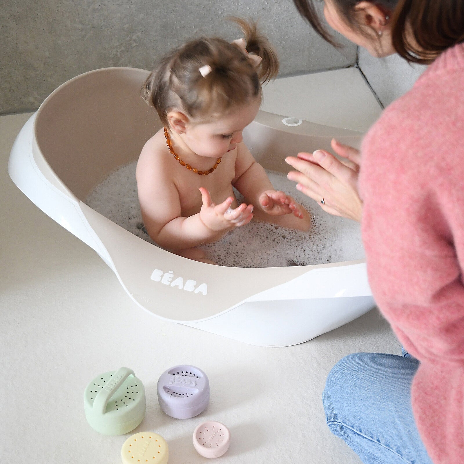 Baignoire Béaba Camélé’O Clay Earth installée sur son support