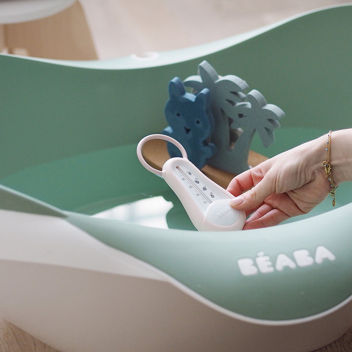 Bébé dans la baignoire Béaba Camélé’O Sage Green pendant le bain