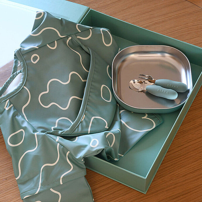 alt="Couverts ergonomiques et bavoir imperméable du coffret repas BÉABA Sage Green" 2
