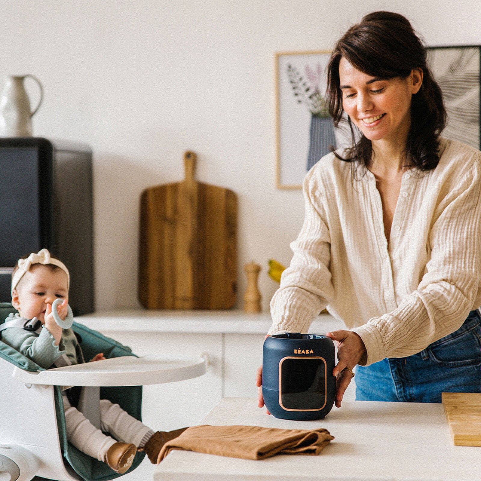 BÉABA Multi Milk Night Blue chauffant un biberon à la température idéale.