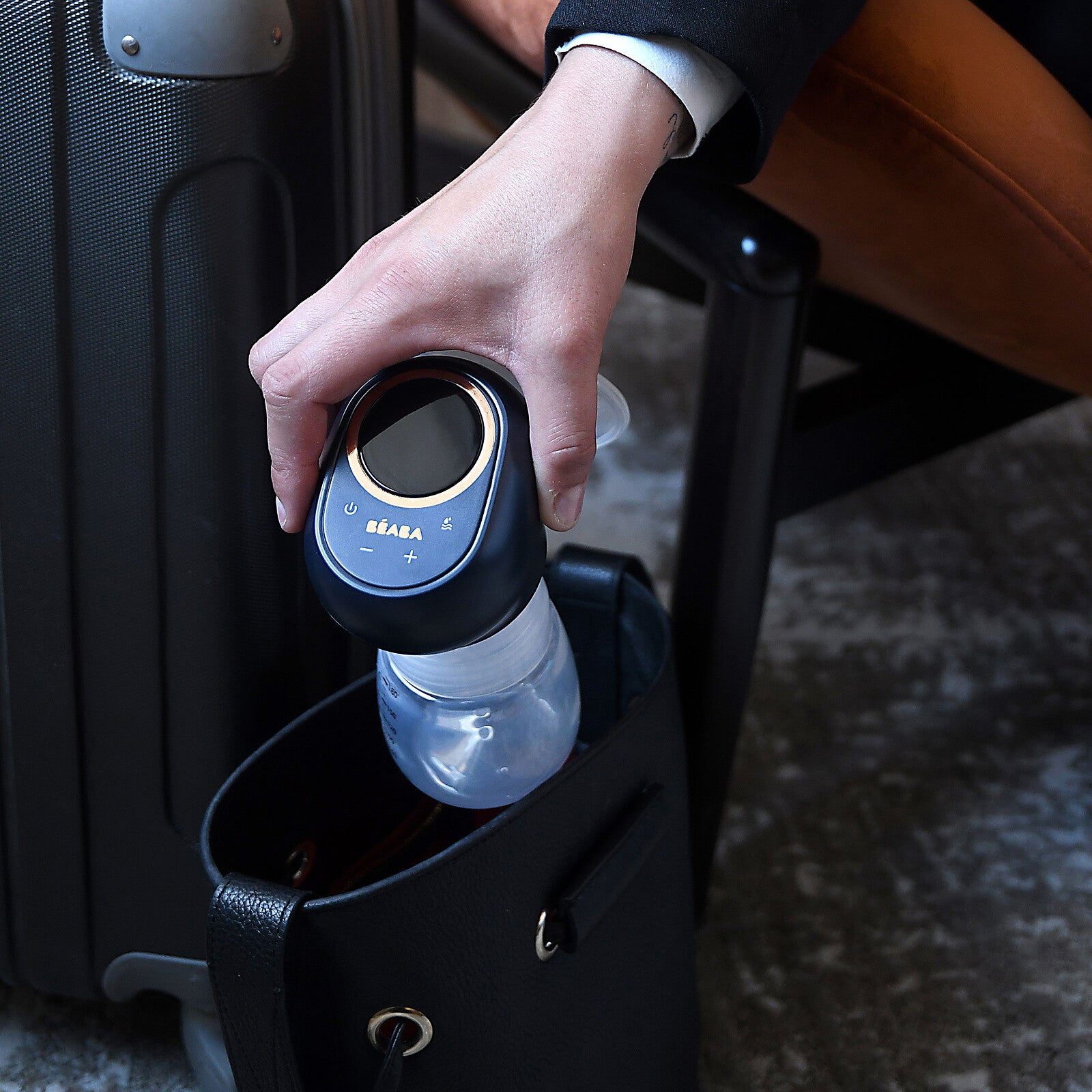 ALT : Maman utilisant le tire-lait électrique BÉABA Night Blue dans un moment de calme