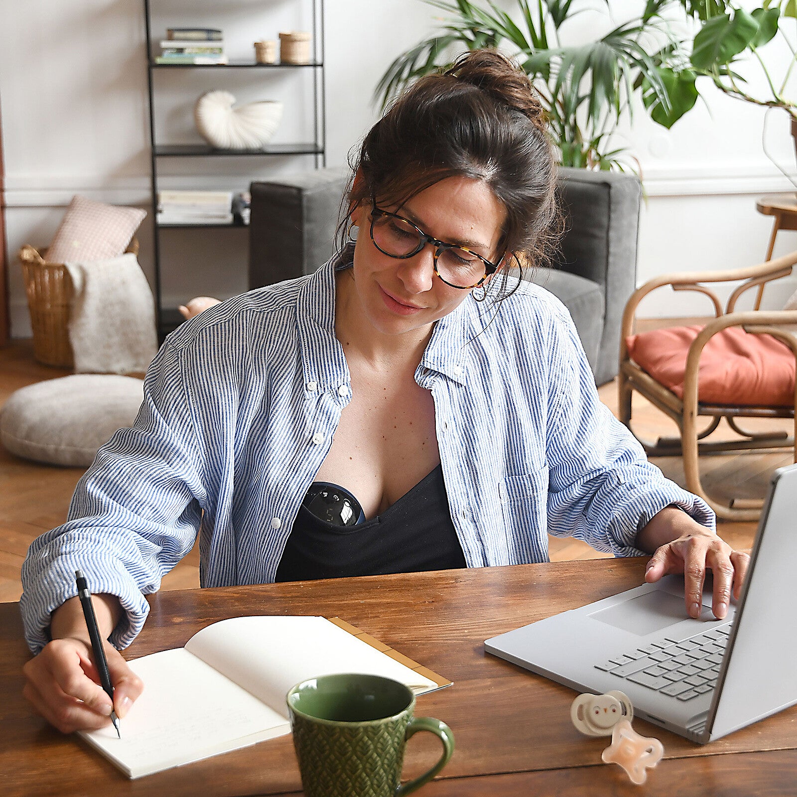 Tire-lait Béaba Night Blue en utilisation mains libres
