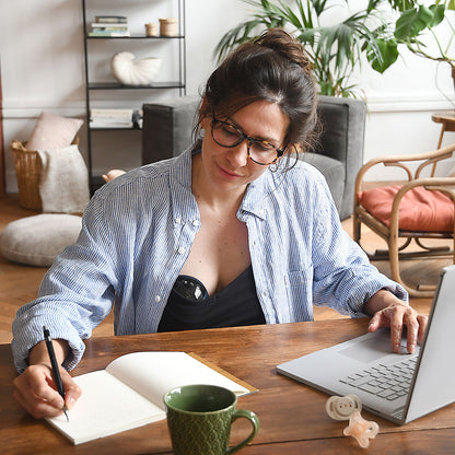 Tire-lait Béaba Night Blue en utilisation mains libres
