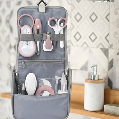 Accessoires de la trousse de toilette Béaba Old Pink disposés à côté de la trousse