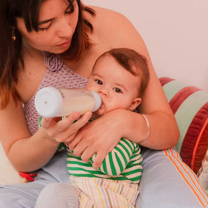 Bébé utilisant le biberon en verre Bibs Ivory 120 ml
