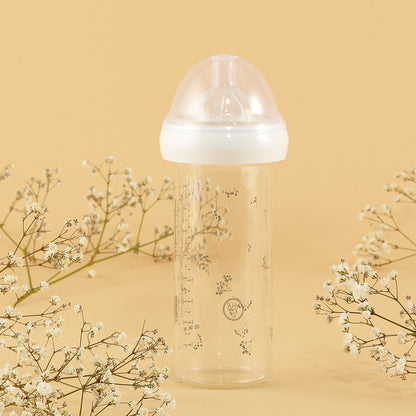 Biberon en verre Gypsophile 240 ml utilisé pour les repas de bébé
