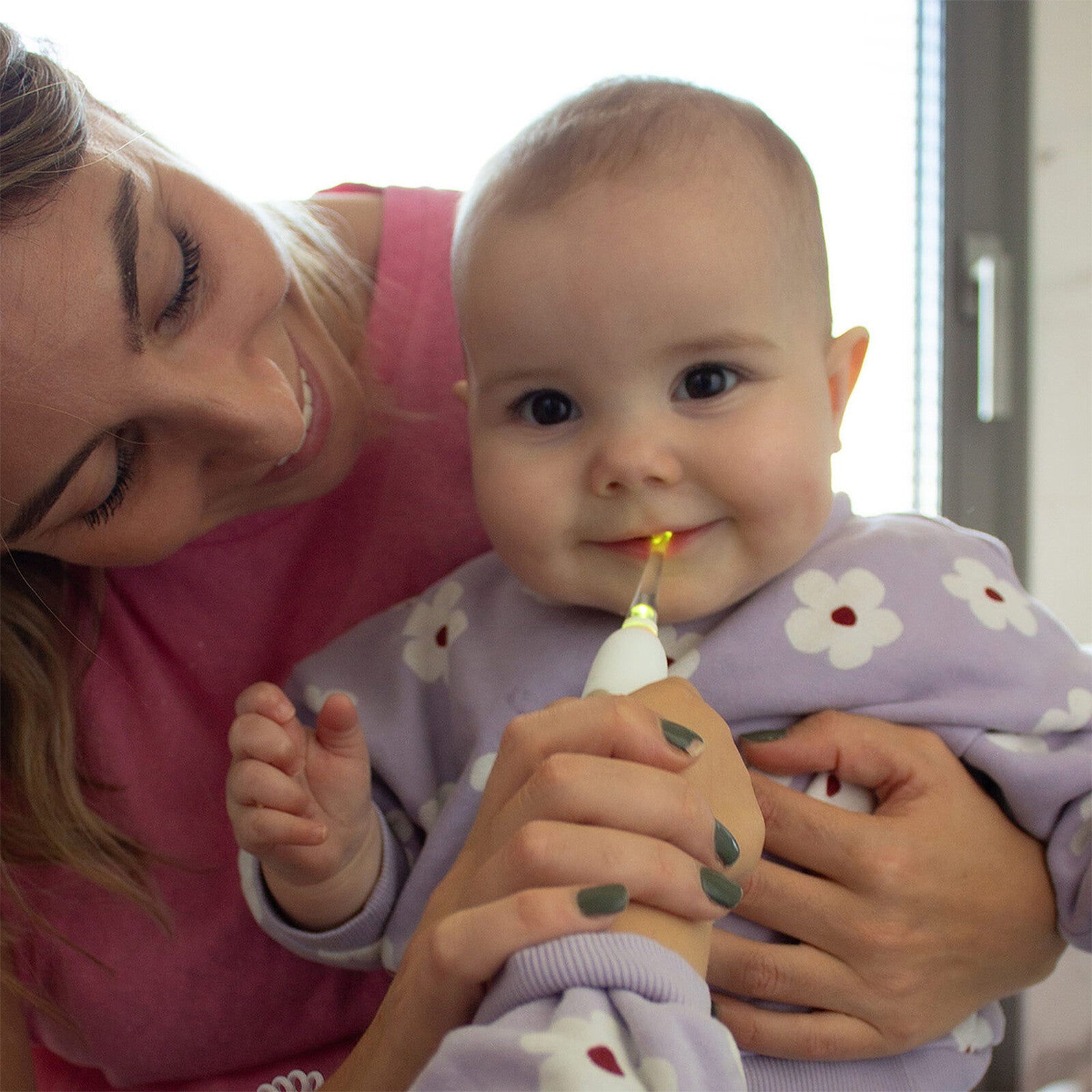 Utilisation brosse à dents Sonïk Pro Bblüv pour hygiène dentaire bébé 4