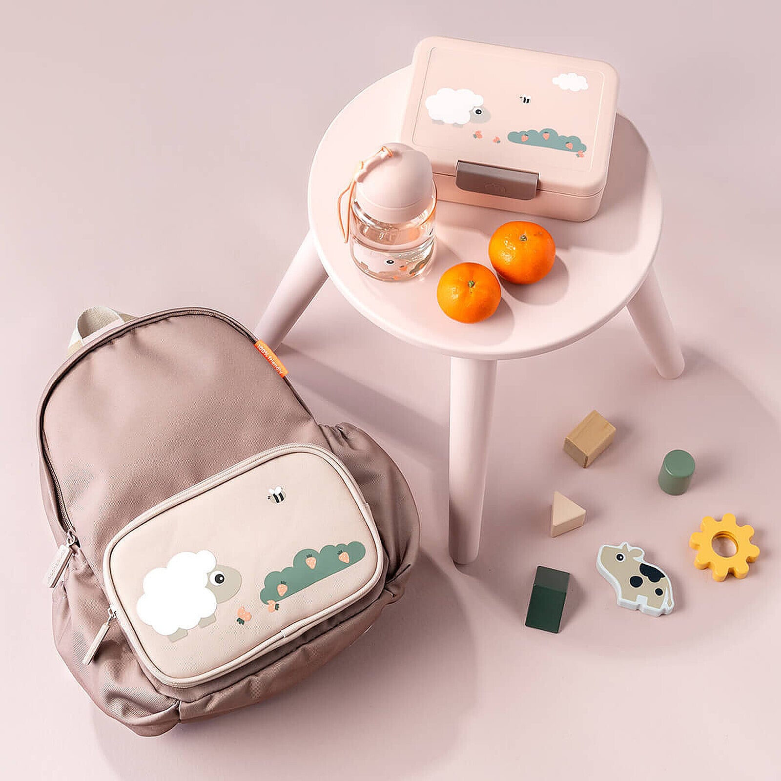 Utilisation du sac à dos enfant Done by Deer Tiny Farm Rose
