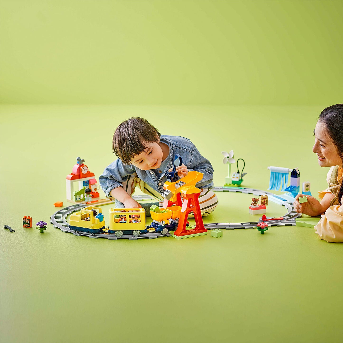Enfant jouant avec le Grand Train Communautaire Interactif DUPLO