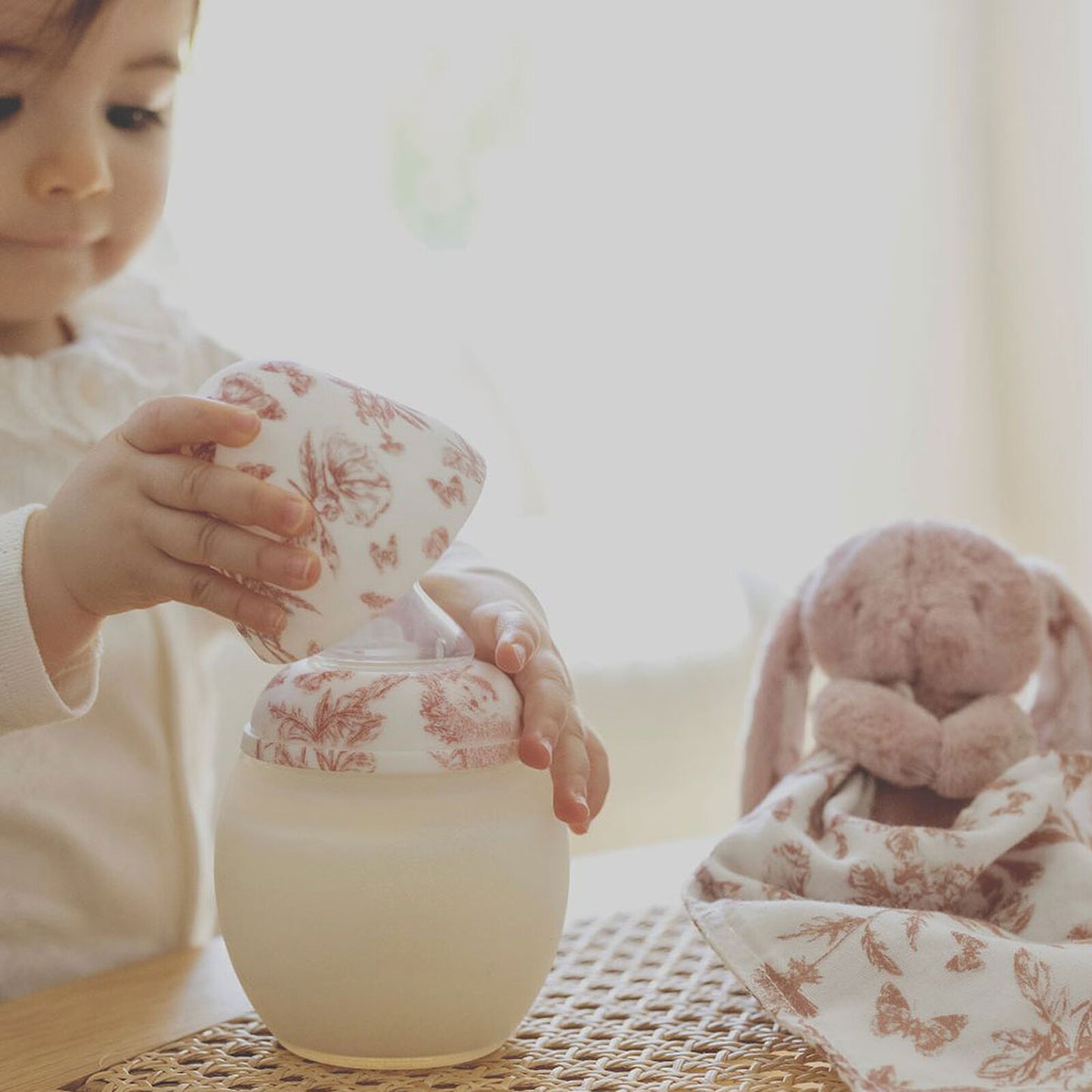 Utilisation du coffret Elhée biberon 150 ml et doudou pour bébé

