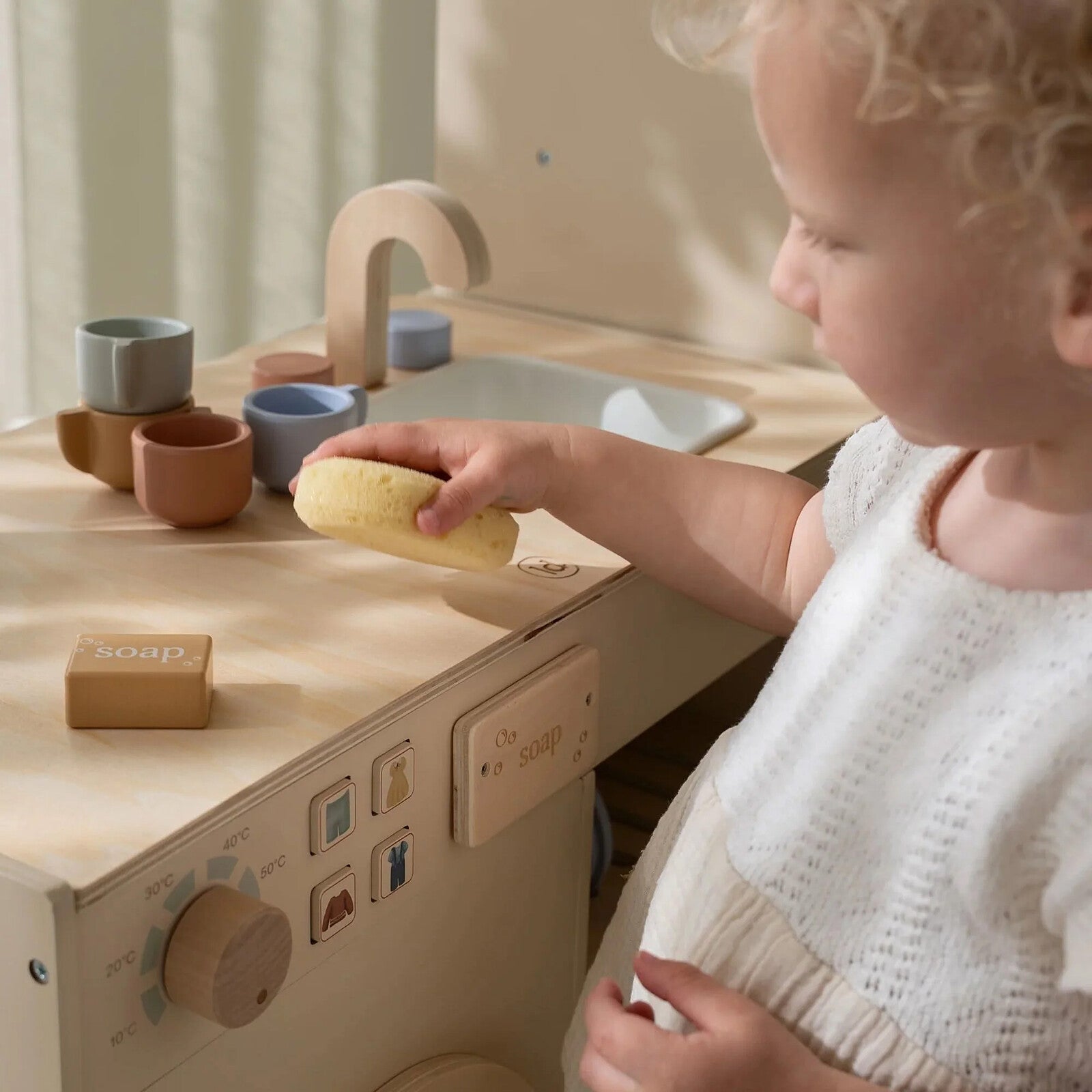 Enfant jouant avec machine à laver et lave-vaisselle Little Dutch